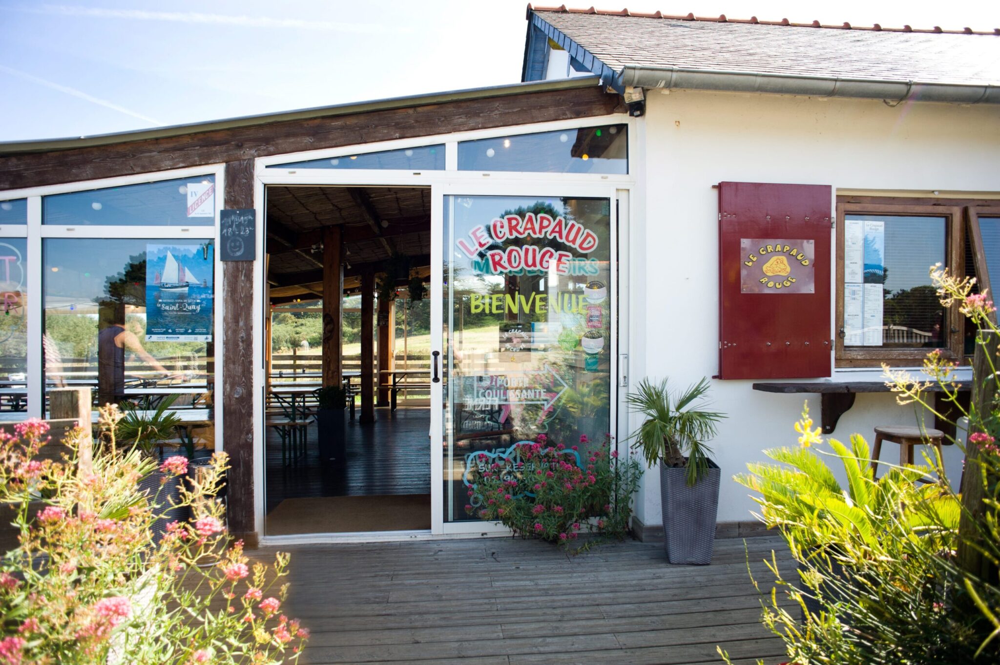 Vue panoramique du restaurant Crapaud Rouge et de son cadre côtier à Plouha