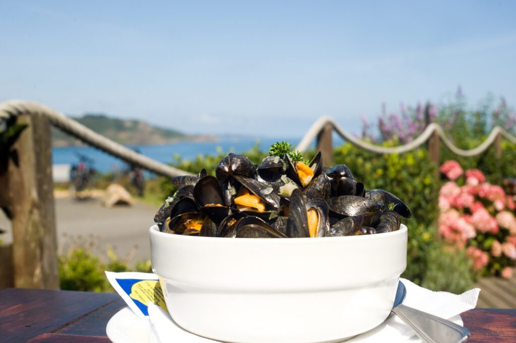 Plat de moules fraîches accompagnées de frites croustillantes au restaurant Crapaud Rouge