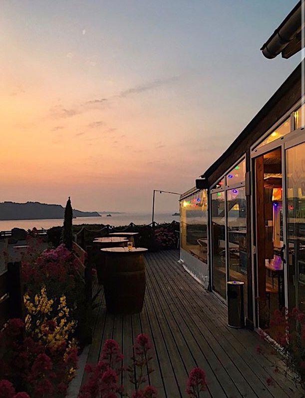 Vue panoramique du restaurant Crapaud Rouge et de son cadre côtier à Plouha