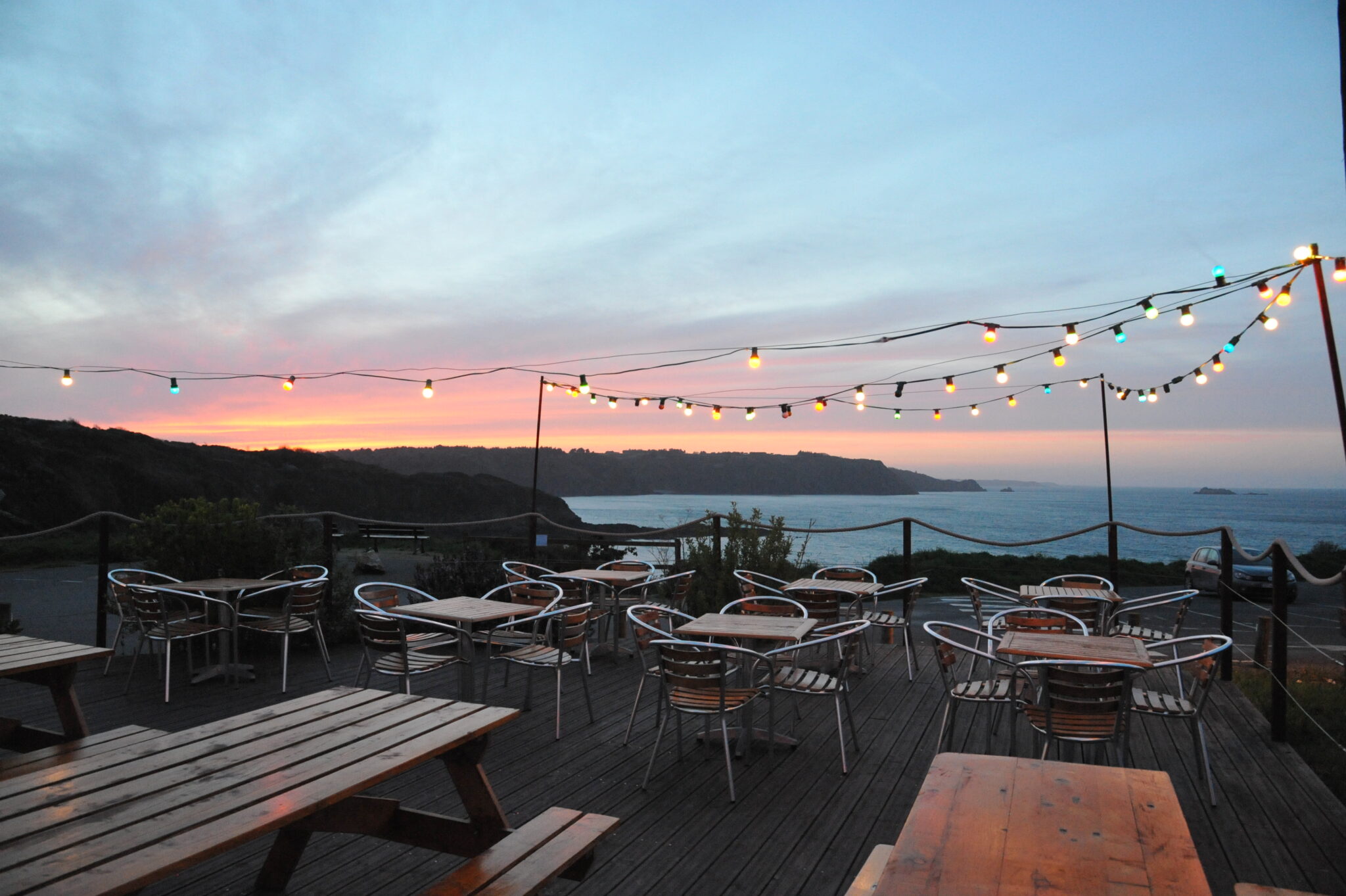 Vue panoramique du restaurant Crapaud Rouge et de son cadre côtier à Plouha