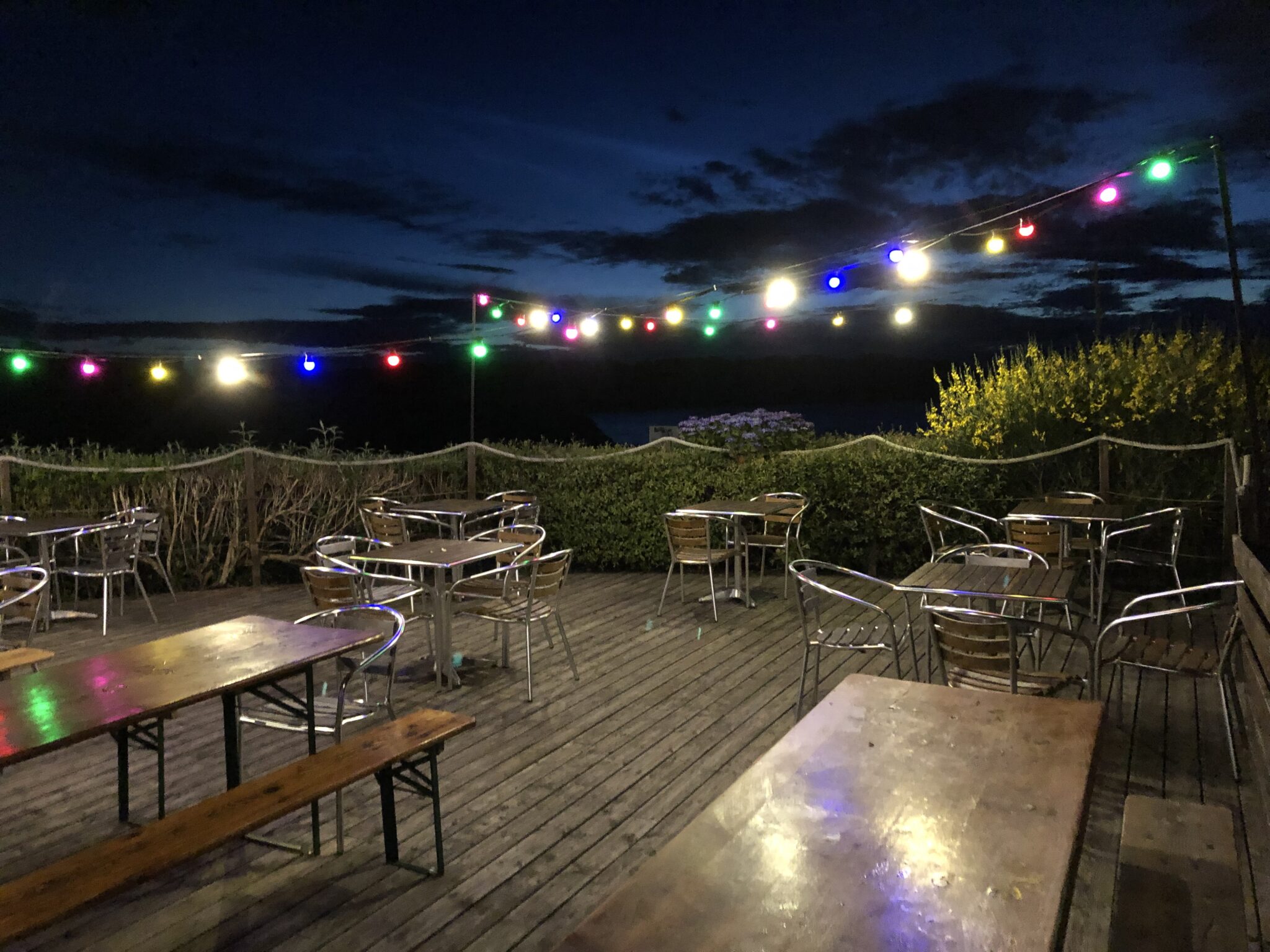 Vue panoramique du restaurant Crapaud Rouge et de son cadre côtier à Plouha