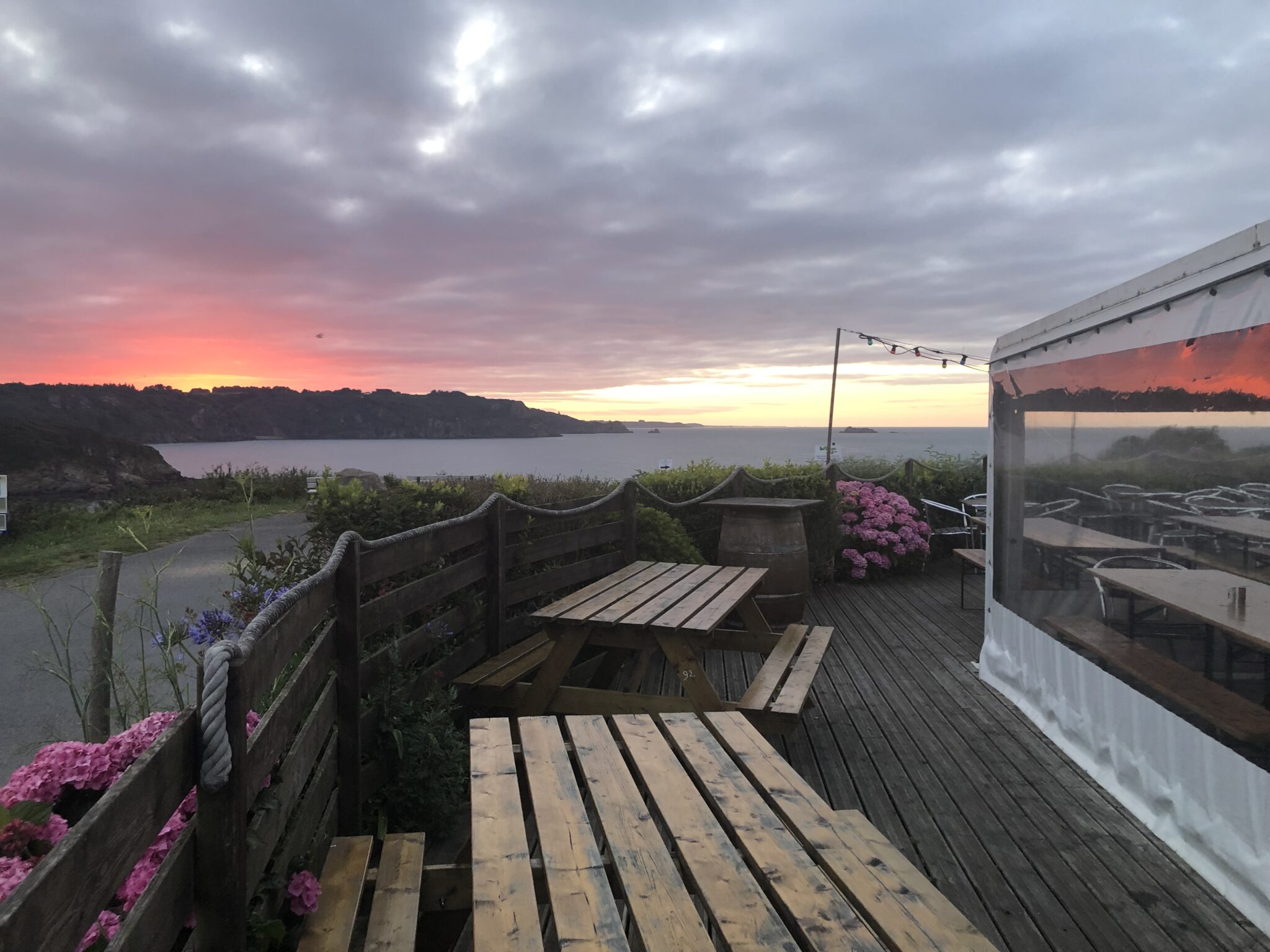 Vue panoramique du restaurant Crapaud Rouge et de son cadre côtier à Plouha