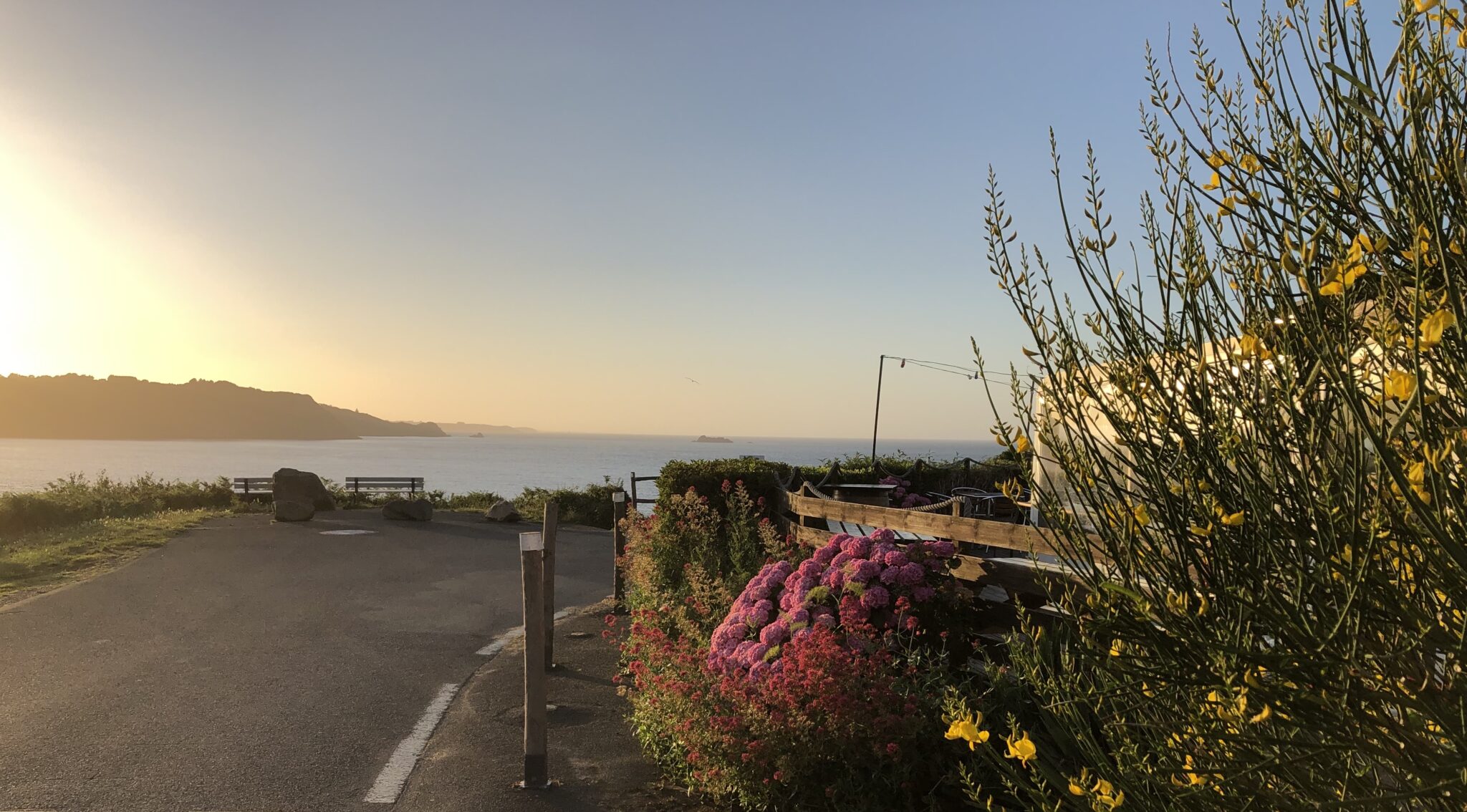 Vue panoramique du restaurant Crapaud Rouge et de son cadre côtier à Plouha