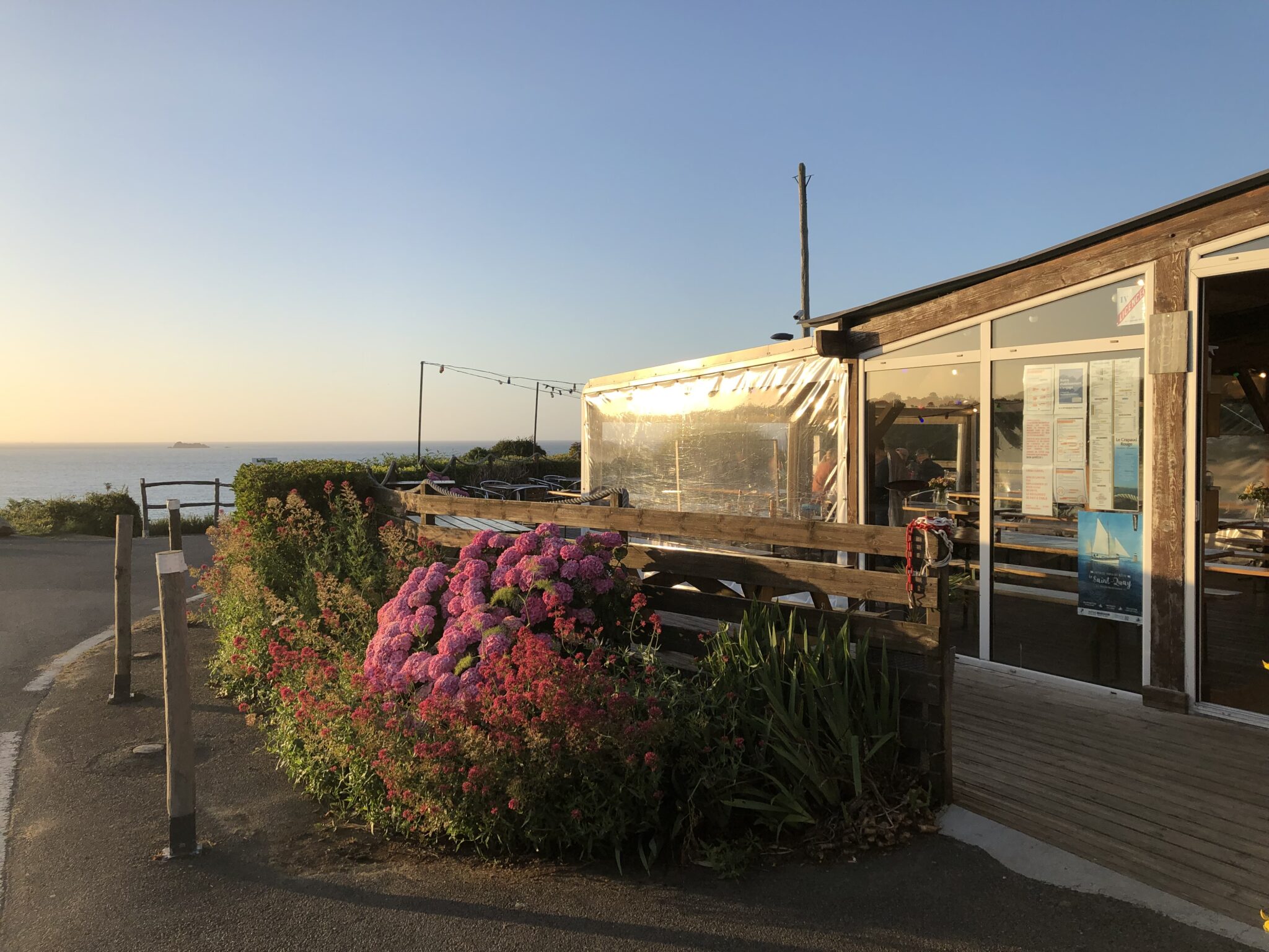 Vue panoramique du restaurant Crapaud Rouge et de son cadre côtier à Plouha